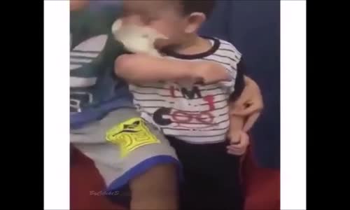 Kuşu Öpmek İsterken Yiyen Çocuk