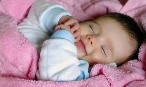 Annesi Onu Çok Babası Onu Çok Severmiş Öpermiş Dinle