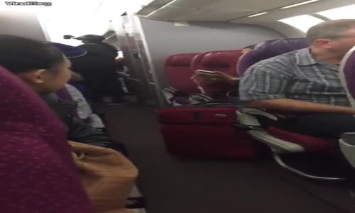 Malezya Havayolları Uçağında Bomba Tehdidi Yaparak Kokpite Girmeye Çalışan Kişi Böyle Götürüldü! 