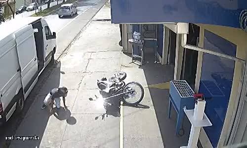 Motosiklet ile Bir Adım Öteye Gidemeyen Adam