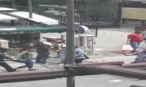 Yüksel Caddesi'nde Polis Saldırısı Bir Yurttaş Yüksek Sesle Kitap Okudu 