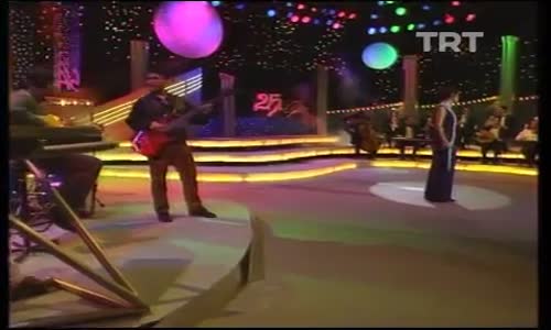 Ayşe Tunalı-Senede Bir Gün izle