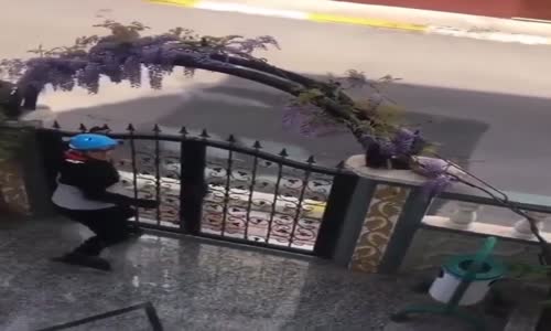 Sokağa Çıkan Çocuklarını Polis Sireni ile Trolleyen Baba 