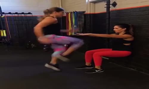 Daha İyi Görünmek İçin Nasıl Egzersiz Yapabileceğinizi Gösteren Kadınlar