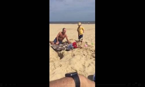Plajda Çocuğuna Eşek Şakası Yapan Baba