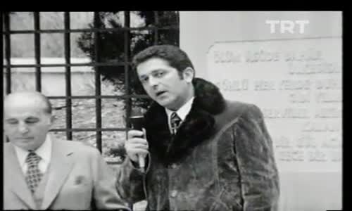 Münir Nurettin Selçuk'un Yahya Kemal Beyatlı'nın Kabrini Ziyareti izle 