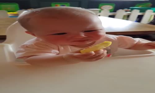 Suratı Ekşise de Limondan Vazgeçemeyen Bebek