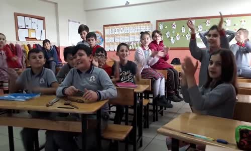 Sınıfta Erik Dalı Söyleyerek Coşan Çocuklar