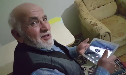 Tablette Araba Yarışı Oynayan Dede