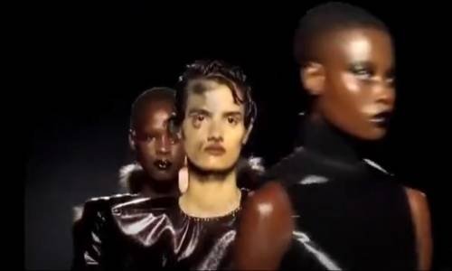 Makyajı Fazla Kaçıran Mankenler Ve Techno Ortam