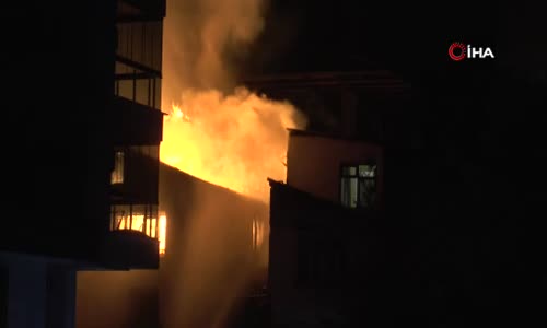 Üsküdar’da iki katlı bina alevlere teslim oldu 