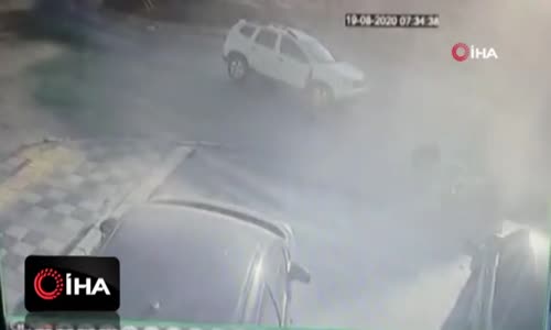 Otomobilin çarptığı motosiklet sürücüsü böyle savruldu 