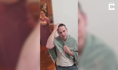 Kocasının Saçını Sosyal Mesafeli Kesen Kadın 