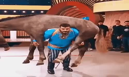 Atı Sırtında Taşıyan Adam