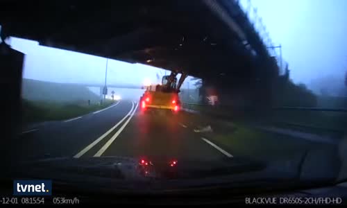 Üst Geçide Çarpan Traktörün Devrildiği Kaza Kamerada