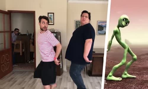 Cumali Ceber - Yeni Akım Yeşil Uzaylı Dansı