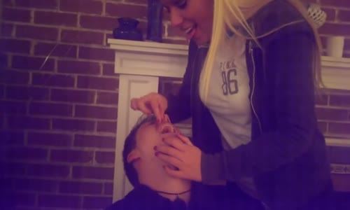 İddiayı Kaybeden Adamın Ağzına Tüküren 2 Kadın