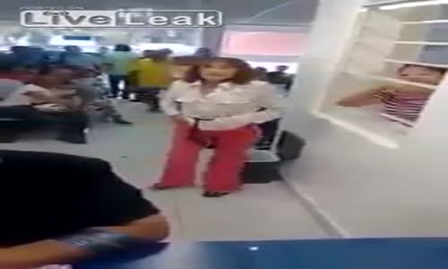 Sağlık Ocağının Çöp Kutusuna İşeyen Kadın