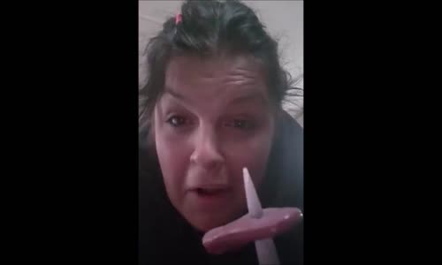 Çocuklarına Makas Şakası Yapan Anne