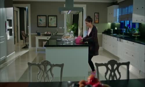 Çilek Kokusu 18. Bölüm  Mutfakta Köşe Kapmaca