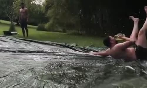 Yerde Kayarken İçecek İçmeye Çalışmak