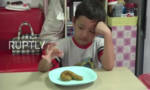 Çocuğuna Kendi Elleriyle Yedirdi