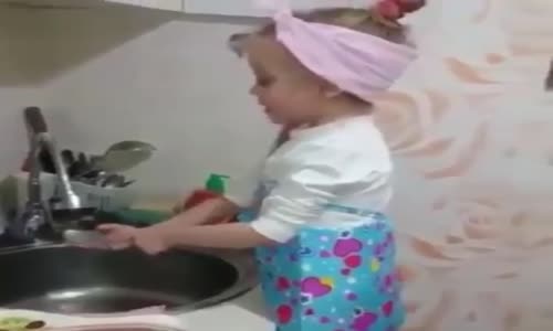 Minik kızımız bulaşıkta yıkarmış :))