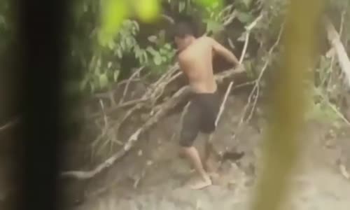 Nehirde Mahsur Kalan Orangutanı Kurtaran İyi İnsanlar