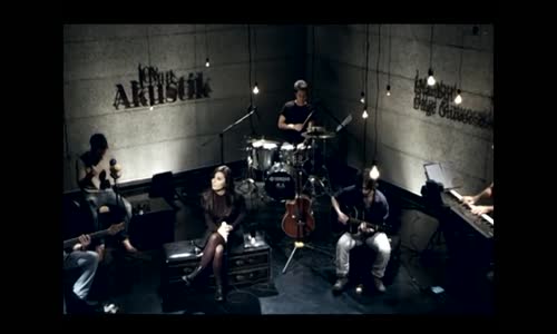 İrem Derici  Düşler Ülkesinin Gelgit Akıllısı 