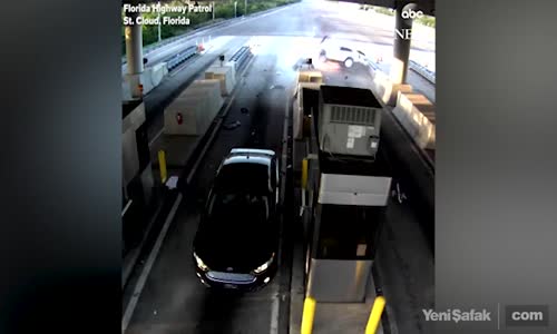 Aşırı Hızlı Araç Gişeye Böyle Çarptı