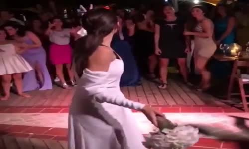 Öykü Karayel Evlendi̇ Çi̇çek Atti