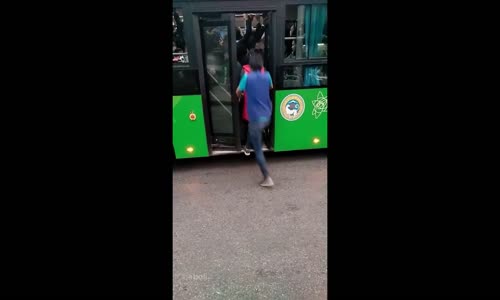 Otobüse Binmek İçin İnat Etmek