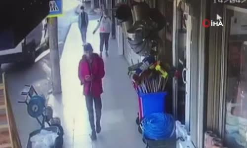 Kadın Konuşurken Telefonunu Çaldı 