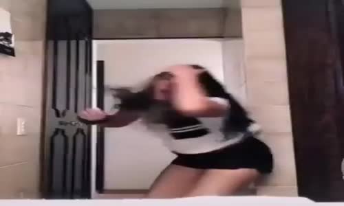 Popo Üzerinde Tuvalet Kağıdı Çevirme Akımına Katılamayan Kız 