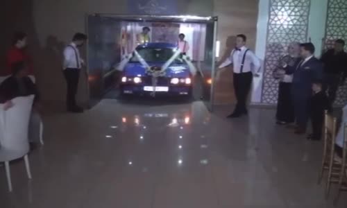 Düğün Salonuna Arabayla Giren Gelin Damat 