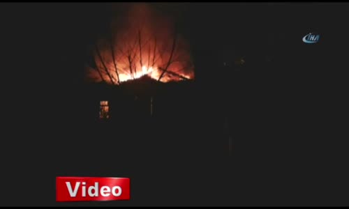 Tarihi Bina Alevlere Teslim Oldu 