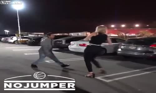 Uzun boylu kızların , kısa boylu erkeği parkta hırpalaması