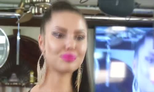 Salsa Kıyafetli Kediciğin Türkü Eşliğinde Oynaması