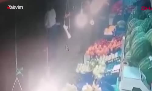 Köpekten kaçan kedi esnafın kafasına tırmandı