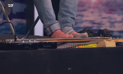 Aynı Anda 3 Gitar Çalan Adamdan Harika Performans