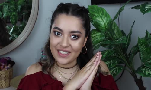 Büşra Yılmaz Merve Boluğur'un Rujunu Deniyorum