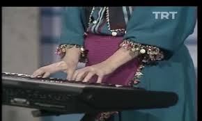 Esin Afşar-Bir Ben Vardır Bende izle