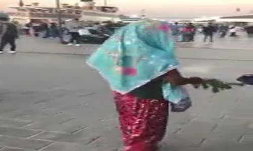 Çiçeği Satamayınca Beddua Eden Çiçekçi Kız