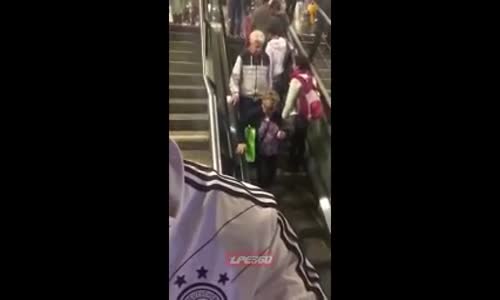 Yürüyen Merdivenle İnatlaşan Yaşlı Çift 