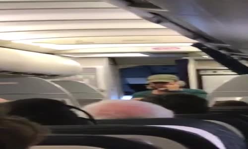 Pilot Kocamdan Boşanıyorum Diye Anons Yapınca, Yolcular Uçağı Terk Etti