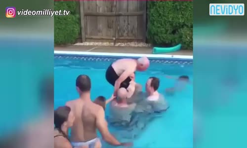80 Yaşında Adama Havuzda Takla Attırdılar 