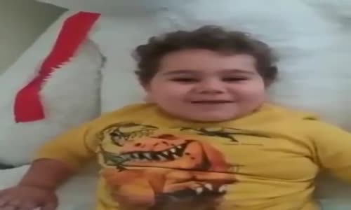 Çitos Efe Sen Olsan Bari Şarkısını Söylüyor