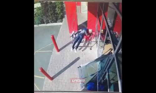 Elbise Askılığı ile Birlikte Yere Kapaklanan Çalışan 