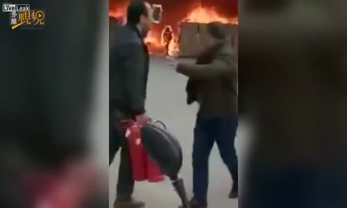 Çayır Çayır Yanan Evin İçinden Çıkan Kadın