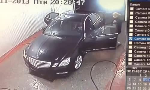 Yıkamacı Arabayı Yıkadıktan Sonra Kapıyı da Yıkmış